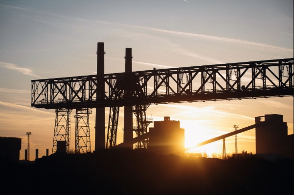 BTP et Industrie : Comment le détachement de travailleurs optimise-t-il réellement vos marges ?