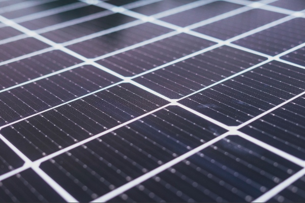 Chantiers photovoltaïques et éoliens : Comment accélérer vos installations grâce au détachement